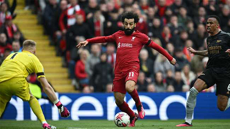 محمد صلاح في مواجهة حارس أرسنال